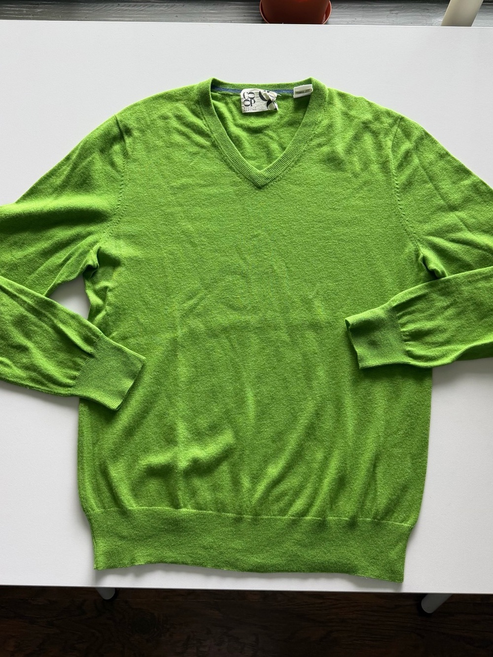 100% Cashmere Barneys New York V-Neck Sweater in Green